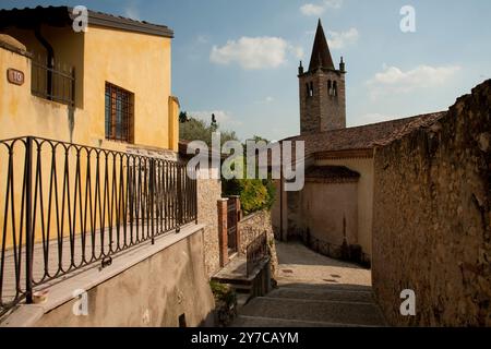 Soave ein römisches Zentrum an der Via Postumia im Mittelalter wurde es zu einem befestigten Dorf umgeben von mächtigen Mauern Provinz Verona, Veneto Italien Stockfoto