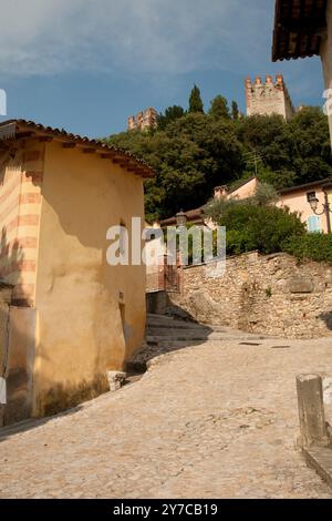 Soave ein römisches Zentrum an der Via Postumia im Mittelalter wurde es zu einem befestigten Dorf umgeben von mächtigen Mauern Provinz Verona, Veneto Italien Stockfoto