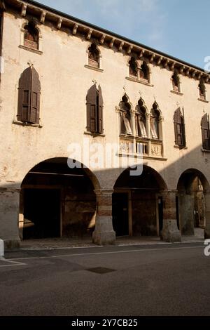 Soave ein römisches Zentrum an der Via Postumia im Mittelalter wurde es zu einem befestigten Dorf umgeben von mächtigen Mauern Provinz Verona, Veneto Italien Stockfoto