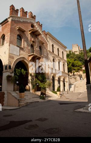 Soave ein römisches Zentrum an der Via Postumia im Mittelalter wurde es zu einem befestigten Dorf umgeben von mächtigen Mauern Provinz Verona, Veneto Italien Stockfoto