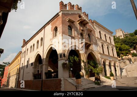 Soave ein römisches Zentrum an der Via Postumia im Mittelalter wurde es zu einem befestigten Dorf umgeben von mächtigen Mauern Provinz Verona, Veneto Italien Stockfoto