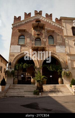 Soave ein römisches Zentrum an der Via Postumia im Mittelalter wurde es zu einem befestigten Dorf umgeben von mächtigen Mauern Provinz Verona, Veneto Italien Stockfoto