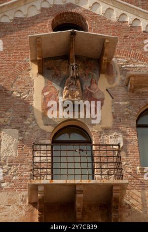 Soave ein römisches Zentrum an der Via Postumia im Mittelalter wurde es zu einem befestigten Dorf umgeben von mächtigen Mauern Provinz Verona, Veneto Italien Stockfoto