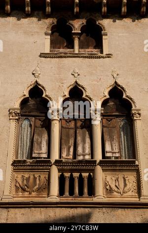 Soave ein römisches Zentrum an der Via Postumia im Mittelalter wurde es zu einem befestigten Dorf umgeben von mächtigen Mauern Provinz Verona, Veneto Italien Stockfoto