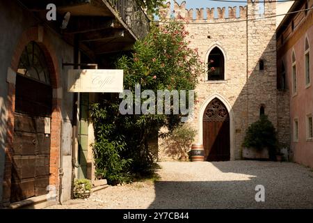 Soave ein römisches Zentrum an der Via Postumia im Mittelalter wurde es zu einem befestigten Dorf umgeben von mächtigen Mauern Provinz Verona, Veneto Italien Stockfoto