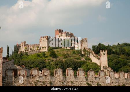 Soave ein römisches Zentrum an der Via Postumia im Mittelalter wurde es zu einem befestigten Dorf umgeben von mächtigen Mauern Provinz Verona, Veneto Italien Stockfoto