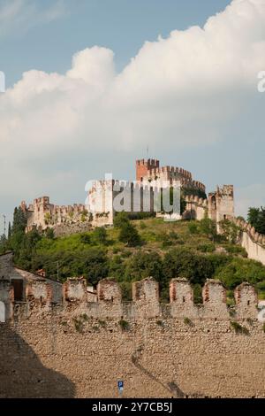 Soave ein römisches Zentrum an der Via Postumia im Mittelalter wurde es zu einem befestigten Dorf umgeben von mächtigen Mauern Provinz Verona, Veneto Italien Stockfoto