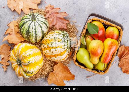 Herbstmotiv mit Kürbissen und Birnen in einer Box, die eine gemütliche, saisonale Atmosphäre schafft Stockfoto