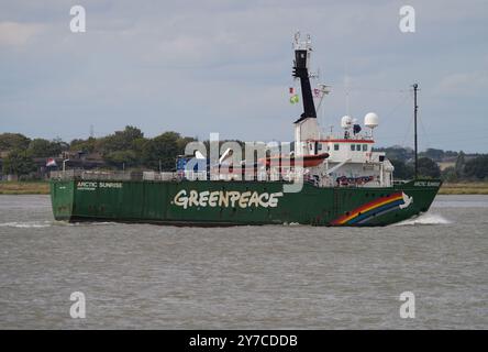 Greenpeace Arctic Sunrise ist nach einem Besuch in London auf der Themse zu sehen. Das Forschungs- und Vermessungsschiff 49,49 war an dem Versuch beteiligt Stockfoto