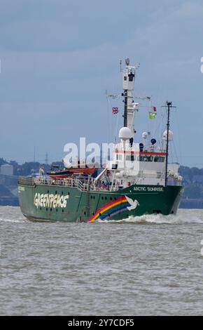 Greenpeace Arctic Sunrise ist nach einem Besuch in London auf der Themse zu sehen. Das Forschungs- und Vermessungsschiff 49,49 war an dem Versuch beteiligt Stockfoto