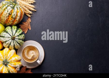 Herbstmotive mit Kürbissen, Birnen, Trauben und Herbstblättern auf einem Tisch für eine gemütliche, saisonale Atmosphäre. Enthält Kopierraum für Stockfoto