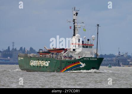 Greenpeace Arctic Sunrise ist nach einem Besuch in London auf der Themse zu sehen. Das Forschungs- und Vermessungsschiff 49,49 war an dem Versuch beteiligt Stockfoto