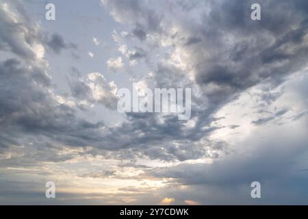 Ein dramatischer und stimmungsvoller Himmel voller dunkler, wirbelnder Wolken, die ein Gefühl von Geheimnis und Atmosphäre wecken Stockfoto