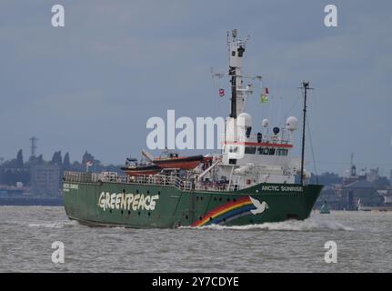 Greenpeace Arctic Sunrise ist nach einem Besuch in London auf der Themse zu sehen. Das Forschungs- und Vermessungsschiff 49,49 war an dem Versuch beteiligt Stockfoto