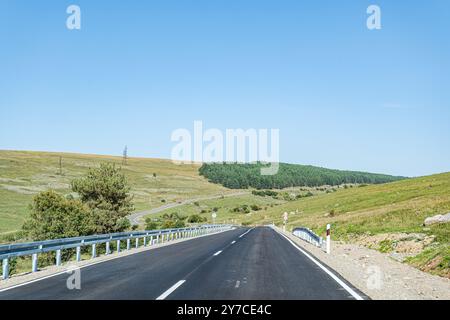 The rural road in countryside of Georgia in the end of summer Stockfoto