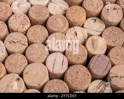 Nahaufnahme von gebrauchtem Weinkork. Hintergrund. Stockfoto