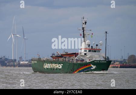 Greenpeace Arctic Sunrise ist nach einem Besuch in London auf der Themse zu sehen. Das Forschungs- und Vermessungsschiff 49,49 war an dem Versuch beteiligt Stockfoto