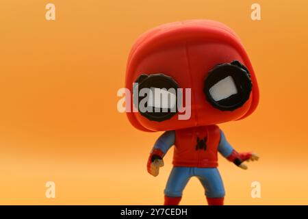 Skånes-Fagerhult, Skåne, Schweden. September 2024. Produktfotografie. Spiderman vor orangefarbenem Hintergrund. Stockfoto