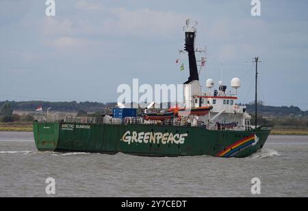 Greenpeace Arctic Sunrise ist nach einem Besuch in London auf der Themse zu sehen. Das Forschungs- und Vermessungsschiff 49,49 war an dem Versuch beteiligt Stockfoto