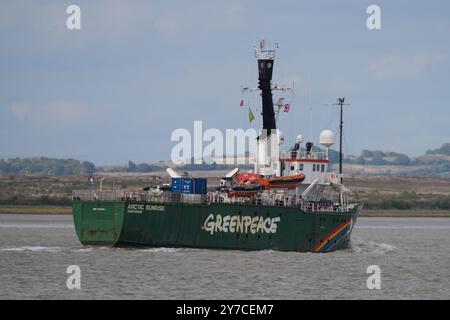 Greenpeace Arctic Sunrise ist nach einem Besuch in London auf der Themse zu sehen. Das Forschungs- und Vermessungsschiff 49,49 war an dem Versuch beteiligt Stockfoto