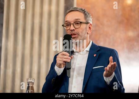 Wien, Wien, Österreich. September 2024. HERBERT KICKL von der rechtsextremen österreichischen Partei FPOE im österreichischen parlament nach der Nationalratswahl in Österreich. Die FPÃ-Partei ist der klare Sieger der Wahlen. (Kreditbild: © Andreas Stroh/ZUMA Press Wire) NUR REDAKTIONELLE VERWENDUNG! Nicht für kommerzielle ZWECKE! Quelle: ZUMA Press, Inc./Alamy Live News Stockfoto