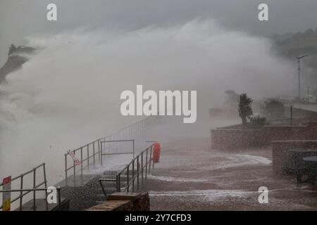 Teignmouth, Devon, Großbritannien. September 2024. Wetter in Großbritannien: Wind, Regen und gigantische Wellen stürzen während einer gelben Warnung vor Wind und Regen auf Teignmouth. Hinweis: Nidpor/Alamy Live News Stockfoto