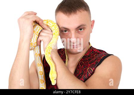 Porträt des jungen Kaukasiers mit Tiger Albino Python Stockfoto