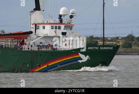 Greenpeace Arctic Sunrise ist nach einem Besuch in London auf der Themse zu sehen. Das Forschungs- und Vermessungsschiff 49,49 war an dem Versuch beteiligt Stockfoto