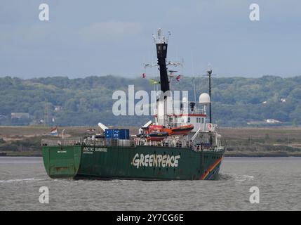 Greenpeace Arctic Sunrise ist nach einem Besuch in London auf der Themse zu sehen. Das Forschungs- und Vermessungsschiff 49,49 war an dem Versuch beteiligt Stockfoto