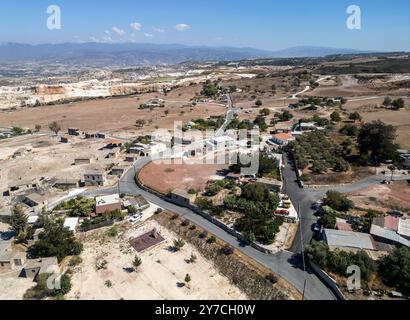 Drohnenansicht von Androlikou Dorf Paphos Bezirk, Republik Zypern Stockfoto