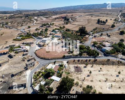 Drohnenansicht von Androlikou Dorf Paphos Bezirk, Republik Zypern Stockfoto