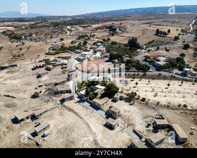 Drohnenansicht von Androlikou Dorf Paphos Bezirk, Republik Zypern Stockfoto