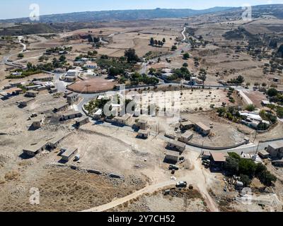 Drohnenansicht von Androlikou Dorf Paphos Bezirk, Republik Zypern Stockfoto