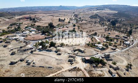 Drohnenansicht von Androlikou Dorf Paphos Bezirk, Republik Zypern Stockfoto