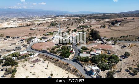 Drohnenansicht von Androlikou Dorf Paphos Bezirk, Republik Zypern Stockfoto