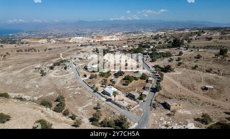 Drohnenansicht von Androlikou Dorf Paphos Bezirk, Republik Zypern Stockfoto