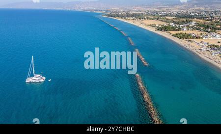 Drohnenansicht einer Yacht in der Chrysohou Bucht mit Blick auf die Küste und den Strand in Latchi, Zypern Stockfoto