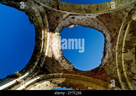 Eingebettet zwischen den Weinbergen an den Hängen von Montello befindet sich die Abtei Sant'Eustachio in Nervesa della Battaglia. Ein altes Benediktinerkloster Stockfoto