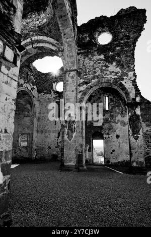 Eingebettet zwischen den Weinbergen an den Hängen von Montello befindet sich die Abtei Sant'Eustachio in Nervesa della Battaglia. Ein altes Benediktinerkloster Stockfoto