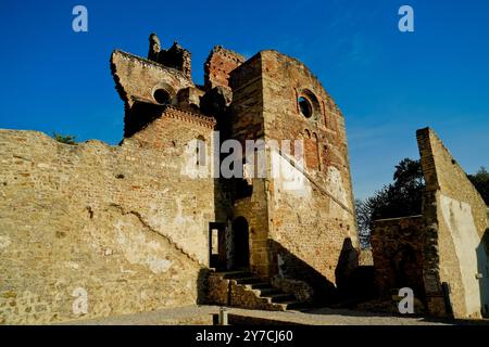 Eingebettet zwischen den Weinbergen an den Hängen von Montello befindet sich die Abtei Sant'Eustachio in Nervesa della Battaglia. Ein altes Benediktinerkloster Stockfoto