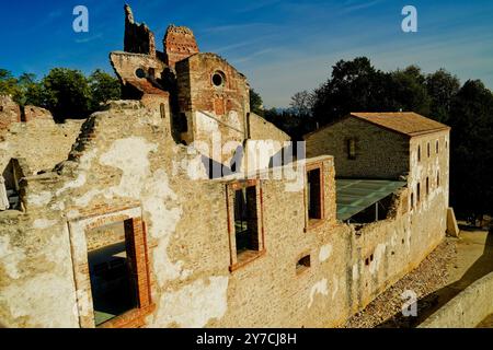 Eingebettet zwischen den Weinbergen an den Hängen von Montello befindet sich die Abtei Sant'Eustachio in Nervesa della Battaglia. Ein altes Benediktinerkloster Stockfoto