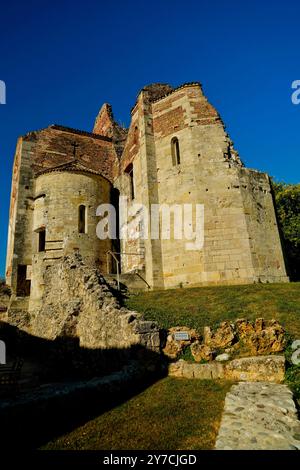 Eingebettet zwischen den Weinbergen an den Hängen von Montello befindet sich die Abtei Sant'Eustachio in Nervesa della Battaglia. Ein altes Benediktinerkloster Stockfoto