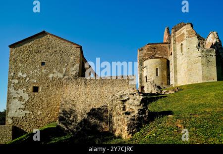 Eingebettet zwischen den Weinbergen an den Hängen von Montello befindet sich die Abtei Sant'Eustachio in Nervesa della Battaglia. Ein altes Benediktinerkloster Stockfoto