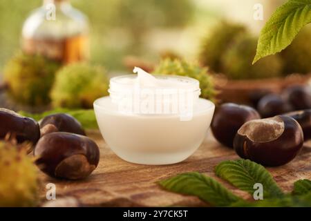 Rosskastaniencreme im Glas mit Aesculus hippocastanum Samen und Blättern Stockfoto