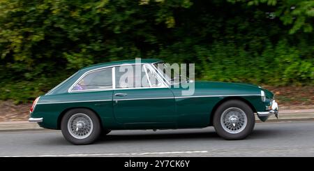 Milton Keynes, Großbritannien - 29. September 2024: 1967 grüner MGB GT klassischer britischer Sportwagen, der auf einer britischen Straße fährt Stockfoto