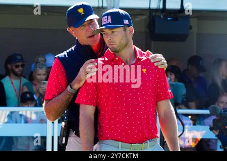 Montreal, Quebec, USA. September 2024. US-Assistant Captain Stewart Cink (L) spricht mit Sam Burns (USA) über den ersten Abschlag vor der Endrunde des Presidents Cup 2024 im Royal Montreal Golf Club. (Kreditbild: © Debby Wong/ZUMA Press Wire) NUR REDAKTIONELLE VERWENDUNG! Nicht für kommerzielle ZWECKE! Quelle: ZUMA Press, Inc./Alamy Live News Stockfoto
