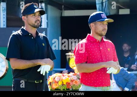Montreal, Quebec, USA. September 2024. Jason Day (aus)(L) und Xander Schauffele (USA) warten auf den ersten Abschlag vor der Endrunde des Presidents Cup 2024 im Royal Montreal Golf Club. (Kreditbild: © Debby Wong/ZUMA Press Wire) NUR REDAKTIONELLE VERWENDUNG! Nicht für kommerzielle ZWECKE! Quelle: ZUMA Press, Inc./Alamy Live News Stockfoto
