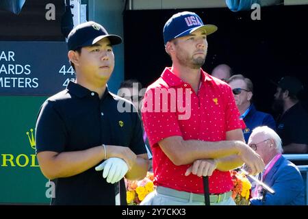Montreal, Quebec, USA. September 2024. Tom Kim (KOR) und Sam Burns (USA) auf dem ersten Abschlag vor der Endrunde des Presidents Cup 2024 im Royal Montreal Golf Club. (Kreditbild: © Debby Wong/ZUMA Press Wire) NUR REDAKTIONELLE VERWENDUNG! Nicht für kommerzielle ZWECKE! Quelle: ZUMA Press, Inc./Alamy Live News Stockfoto