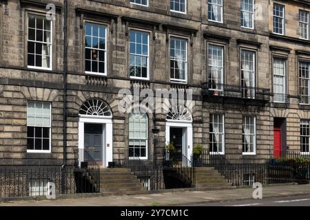 Heriot Row, eine bekannte Straße in Edinburgh Second New Town mit Steinhäusern aus der georgianischen Zeit Stockfoto