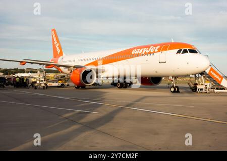 Edinburgh, Schottland - 12. August 2024: EasyJet Airbus-Flugzeug auf dem Flughafengelände im Licht des späten Nachmittags, Gepäck wird von der Flughafenbesatzung beladen Stockfoto